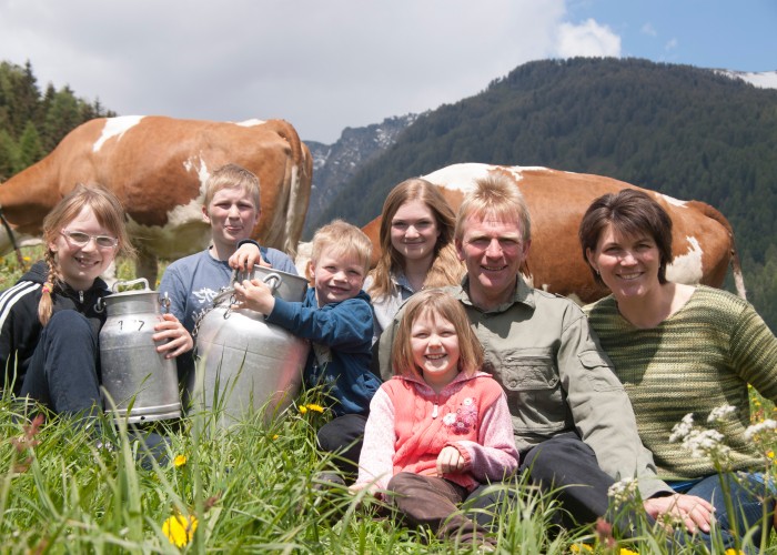 Biogeschichten Familie auf Alm