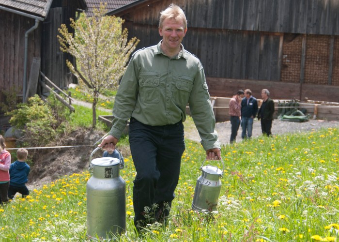 Biogeschichten Mann mit Milchkannen