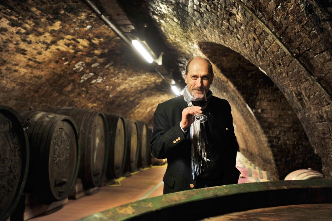 Klaus Klein in einem Weingut Schloss Fels Weinkeller