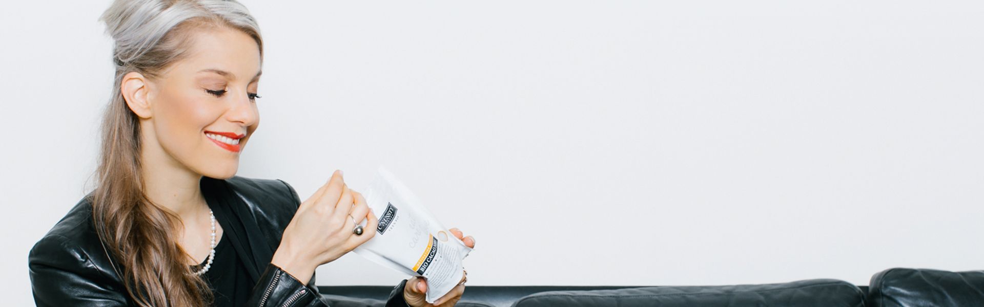 NUSSYY Header NUSSYY Header mit lächelnder Frau und NUSSYY Produkt