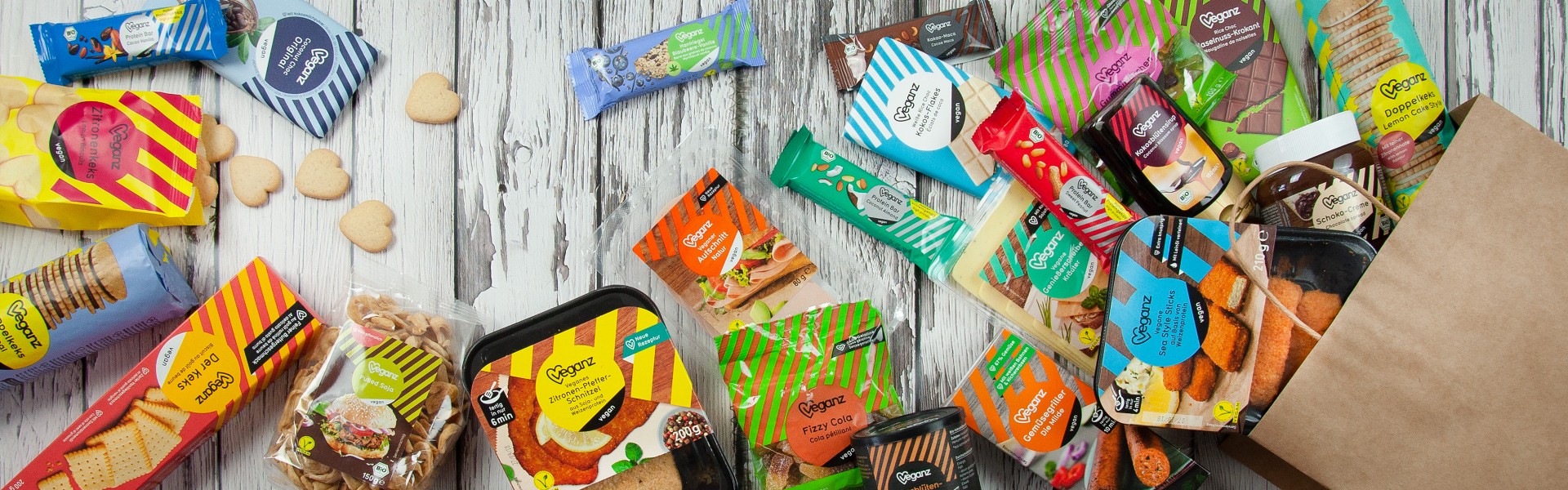 Veganz Produkte auf einem Holztisch
