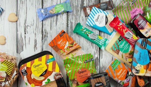 Veganz Produkte auf einem Holztisch