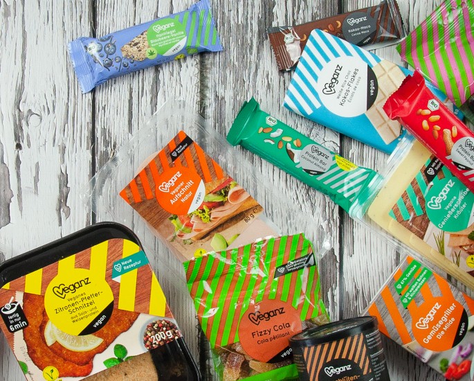 Veganz Produkte auf einem Holztisch