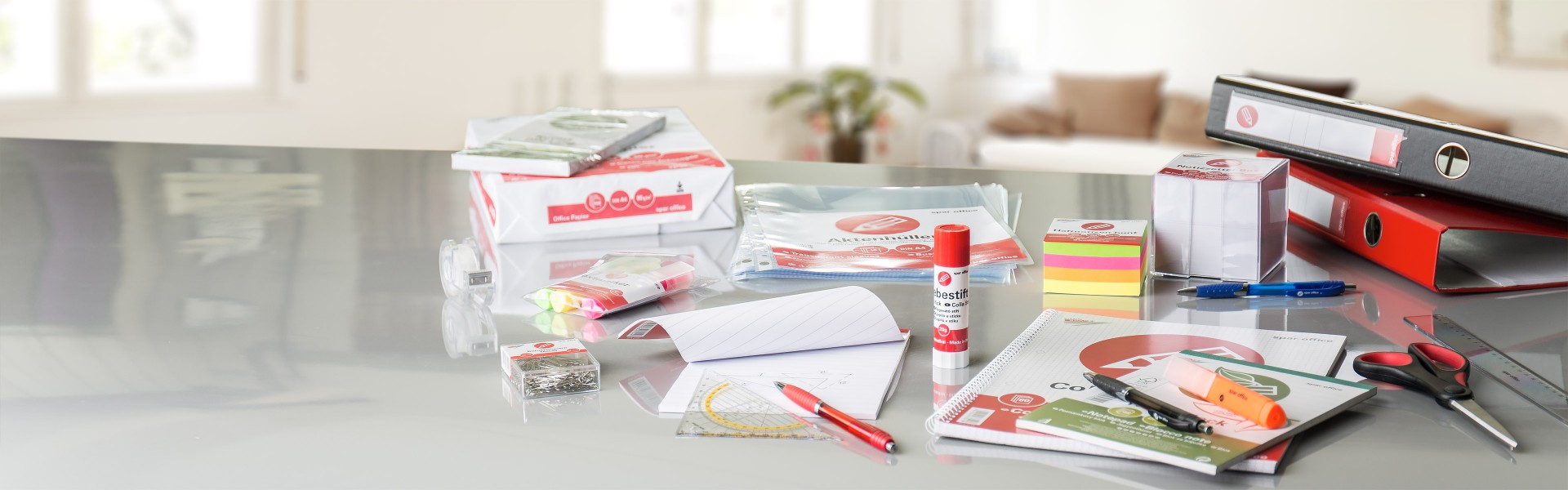 spar office Header spar office Header mit verschiedenem Büromaterial auf einem Tisch