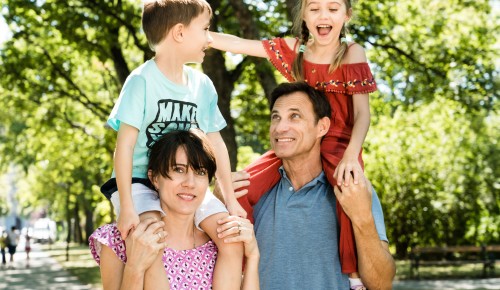Jobs mit Familie lachend