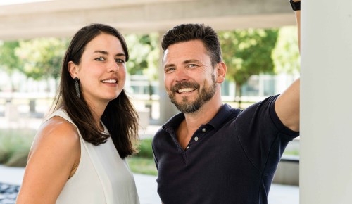Frau und Mann Marktmitarbeitende Frau und Mann Marktmitarbeitende