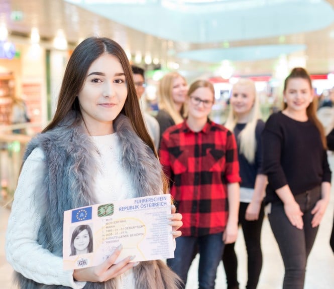 Mädchen hält Führerschein
