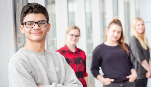 Männlicher Lehrling vor einer Gruppe