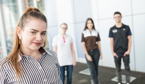 Lehrling weiblich vor einer Gruppe