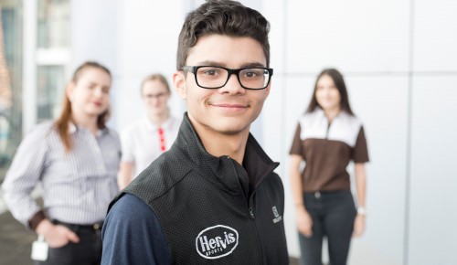 Lehrling Hervis vor einer Gruppe