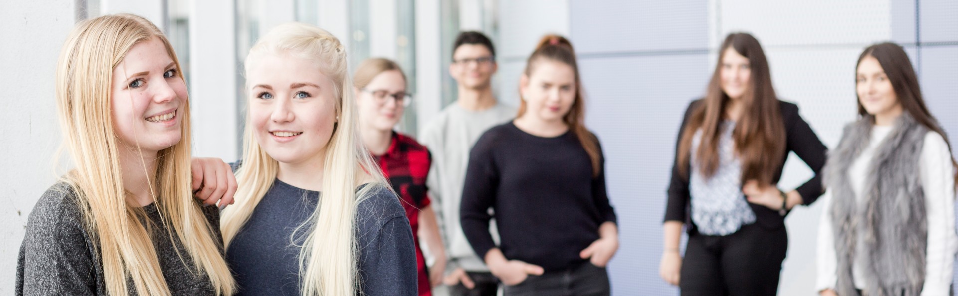 weibliche Lehrlinge vor Gruppe