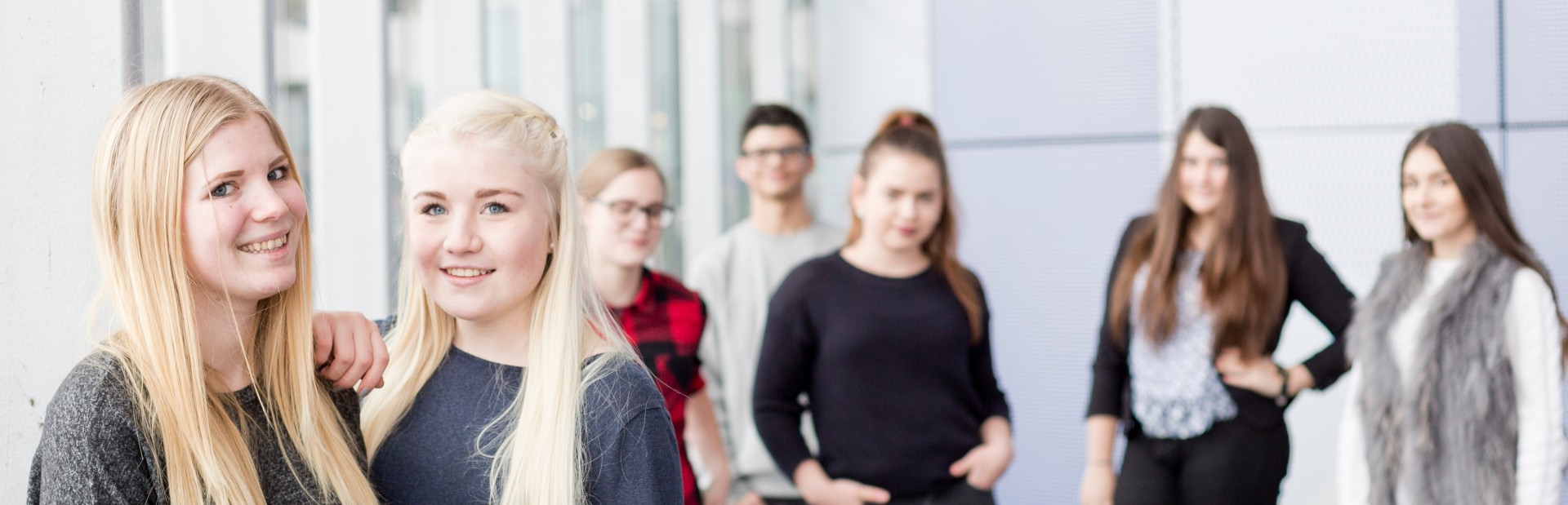 weibliche Lehrlinge vor Gruppe