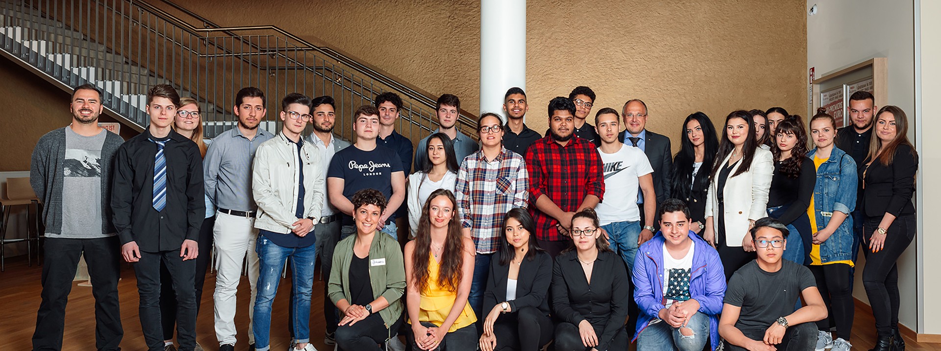 SPAR Akademie Wien Gruppenfoto der Lehrlinge beim Projekt Rezeptbuch