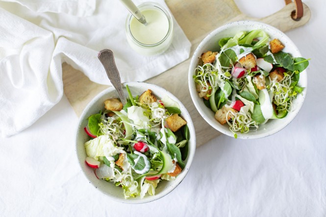Salat mit Radieschen, Brotwürfel und Kresse