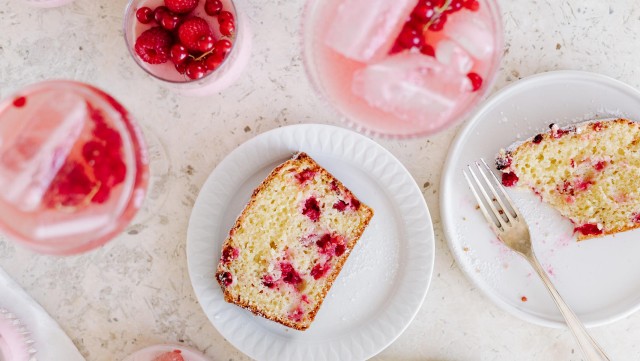 Ribiselkuchen mit Ribisel Panna Cotta und Ribisel Fizz