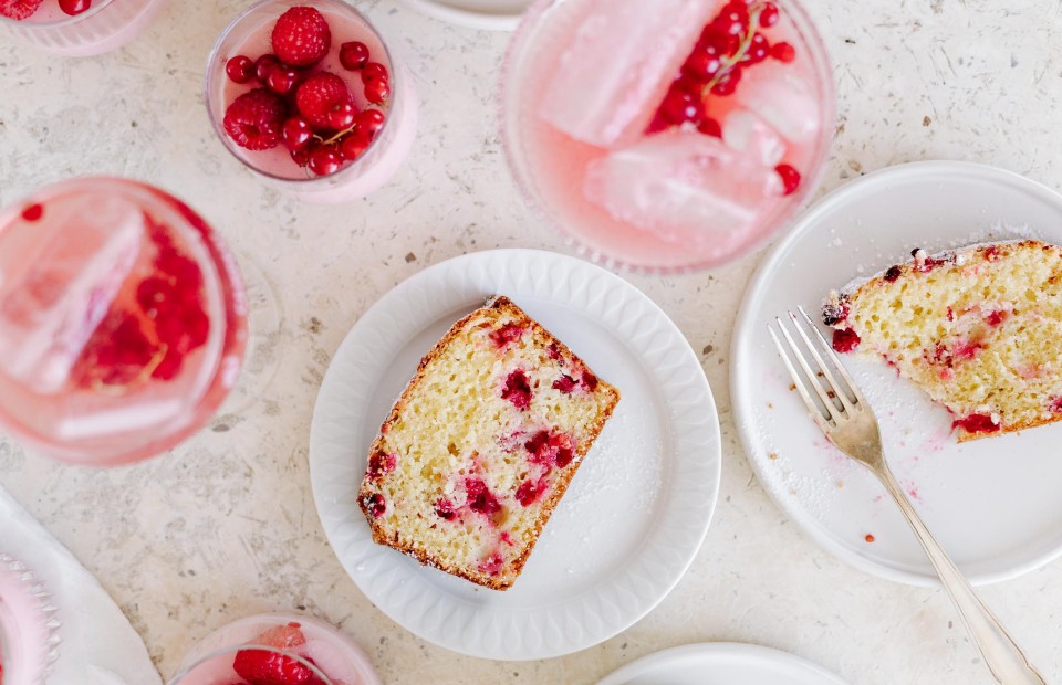 Ribiselkuchen mit Ribisel Panna Cotta und Ribisel Fizz Ribiselkuchen mit Ribisel Panna Cotta und Ribisel Fizz