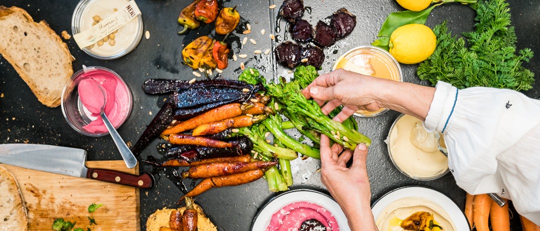 allerlei vegane und vegetarische Mezze auf Tisch