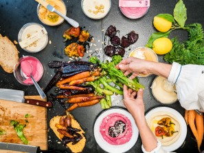 allerlei vegane und vegetarische Mezze auf Tisch