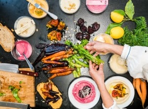 allerlei vegane und vegetarische Mezze auf Tisch