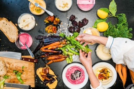 allerlei vegane und vegetarische Mezze auf Tisch