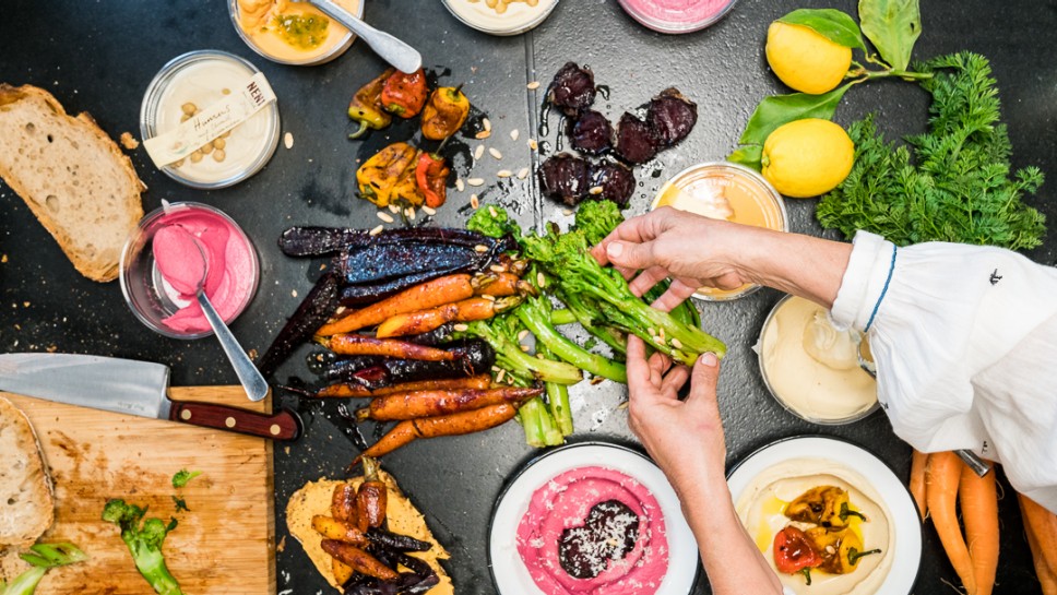 allerlei vegane und vegetarische Mezze auf Tisch
