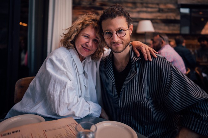 Nuriel und Haya Molcho zusammen in einem Restaurant