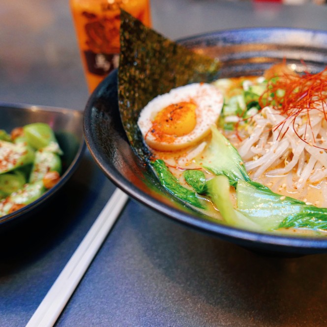 Schüssel mit Ramen Nudeln
