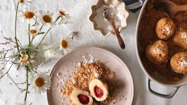 Geile Frauenfüße zertreten matschiges Obst Geile Frauenfüße zertreten matschiges Obst