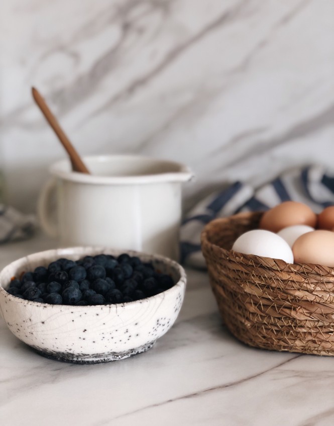 Heidelbeeren und ungefärbte Eier