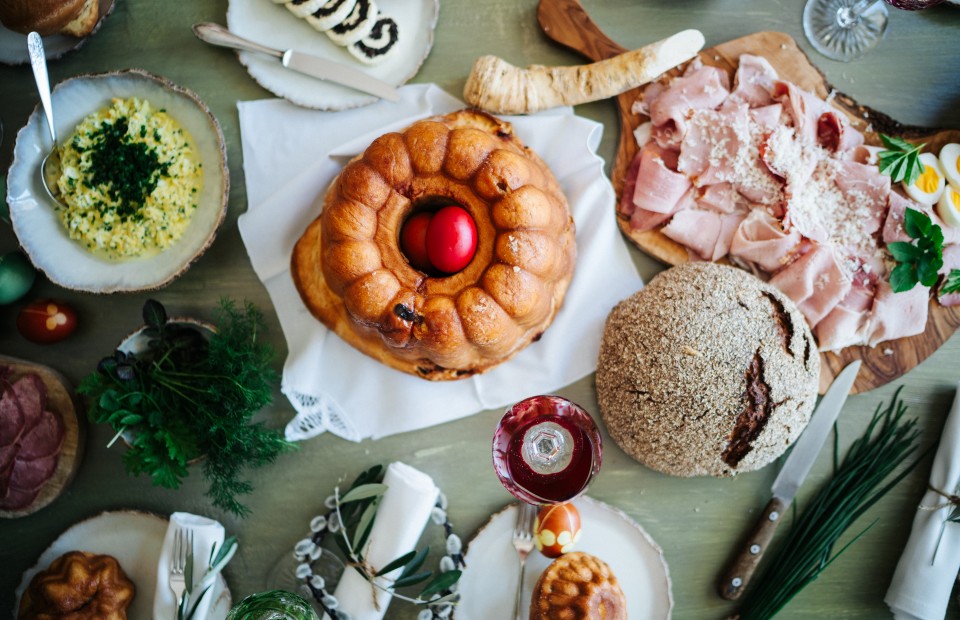 Ostertisch mit Reindling und Schinken