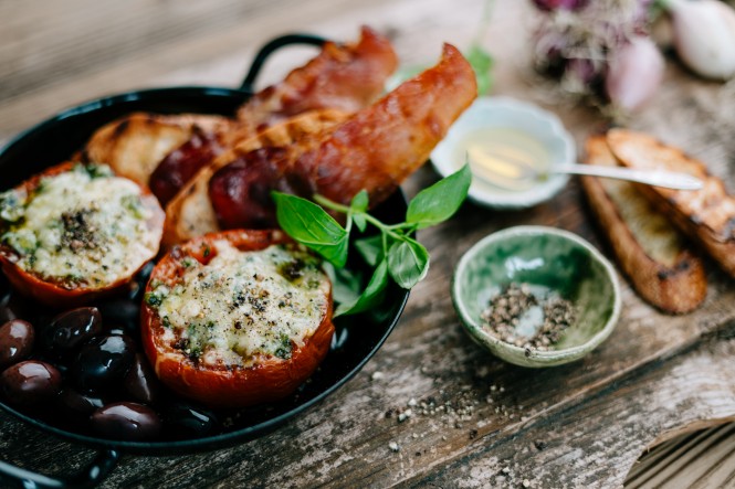Gegrillte Kräuter Tomaten mit Bergkäse