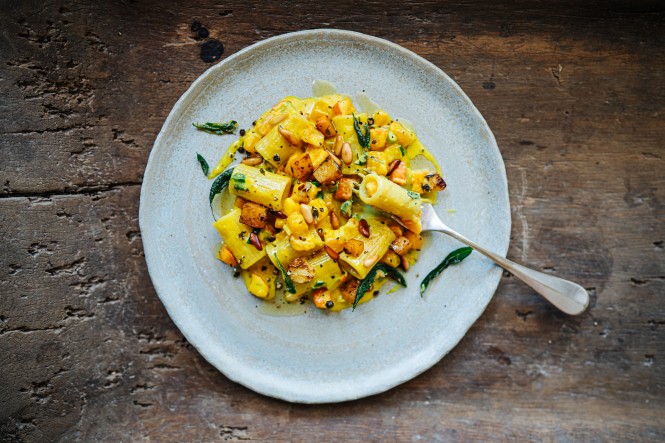Kürbis-Pasta mit frittierten Salbeiblättern
