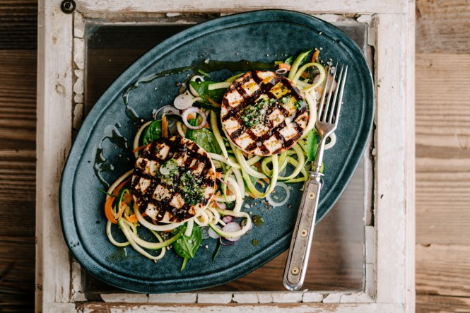 Zucchini-Minze Salat mit Bergkäse