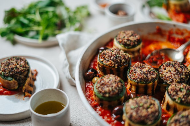 Zucchini-Quinoa- Röllchen mit Tomaten Salsa