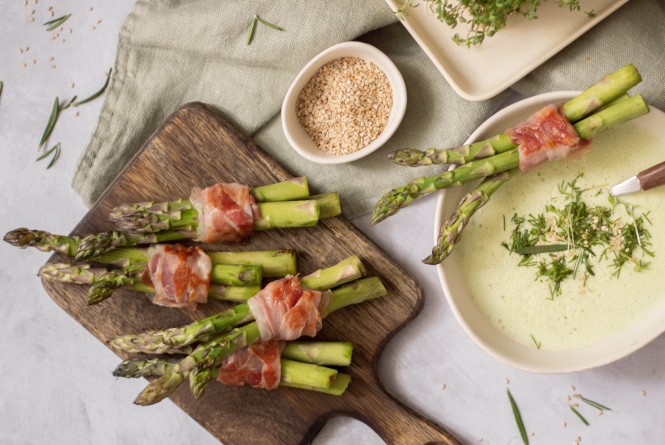 Spargel mit Speck umwickelt