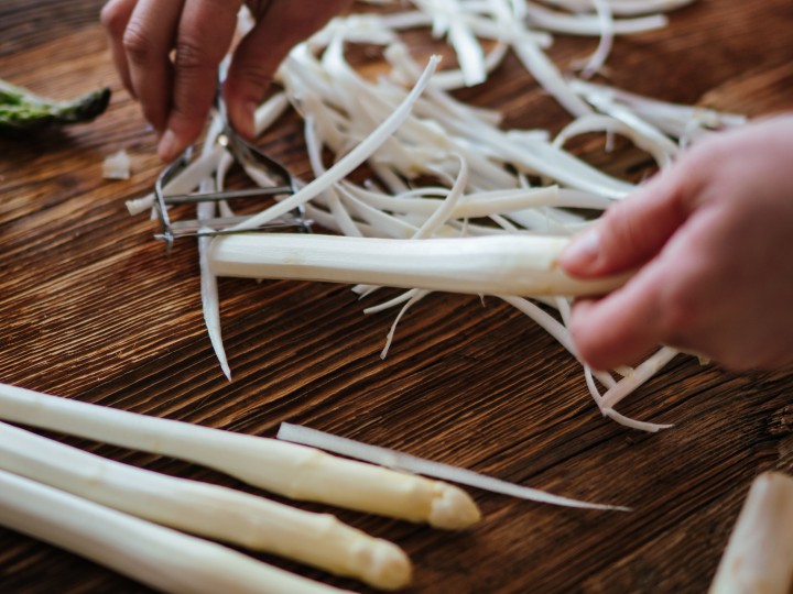 Spargel schälen