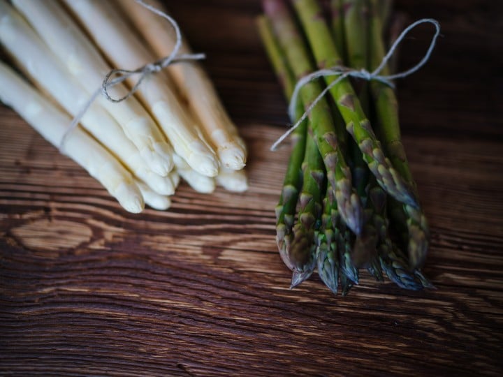 Grüner und weißer Spargel