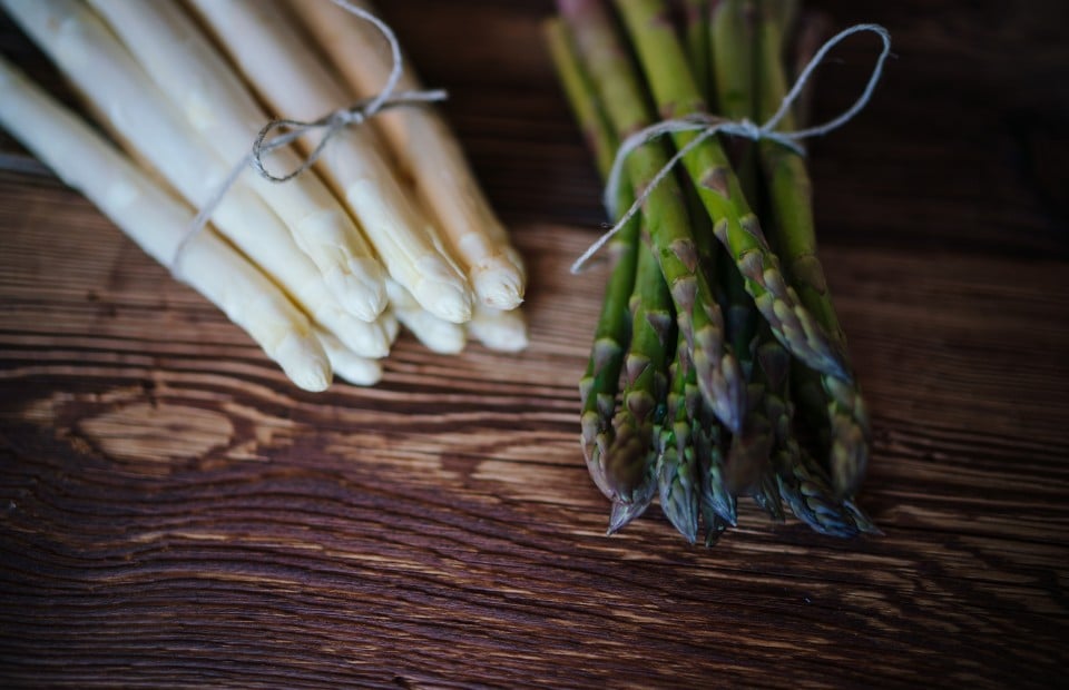 Grüner und weißer Spargel
