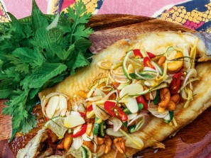Asiatische Forelle mit Cashewkernen