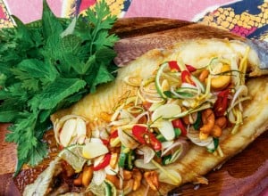 Asiatische Forelle mit Cashewkernen
