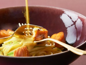 Gebratener Orangen-Lachs mit Safran-Linguini