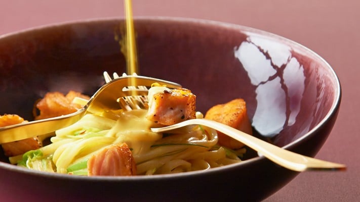 Gebratener Orangen-Lachs mit Safran-Linguini