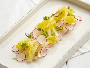 Sanft gegartes Bachforellenfilet mit Kohlrabi, Apfel, Radieschen und Salatherzen