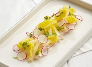Sanft gegartes Bachforellenfilet mit Kohlrabi, Apfel, Radieschen und Salatherzen