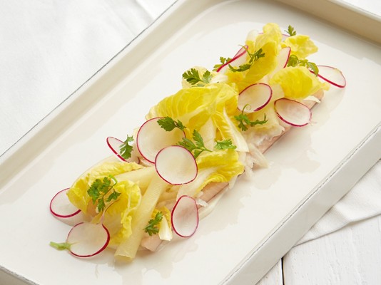 Sanft gegartes Bachforellenfilet mit Kohlrabi, Apfel, Radieschen und Salatherzen