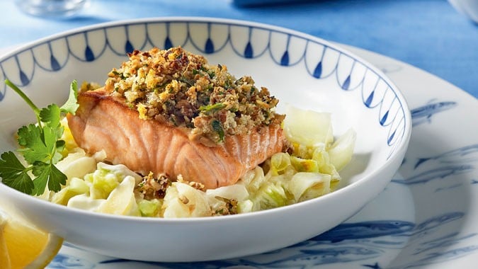 Lachsfilet in Pekannusskruste mit Krautfleckerln