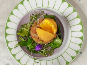 Räucherlachs-Tatar mit Spinatsalat und gebackenem Eidotter