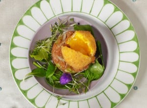 Räucherlachs-Tatar mit Spinatsalat und gebackenem Eidotter