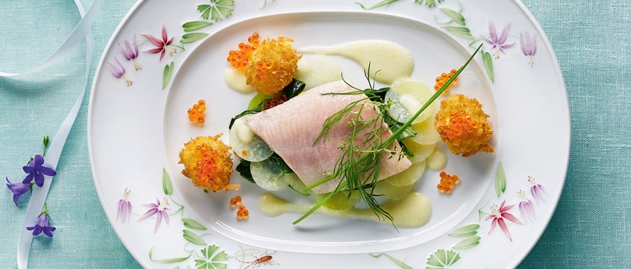 Sanft gegartes Forellenfilet mit Kohlrabi und Kaviarkartoffeln