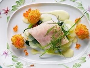 Sanft gegartes Forellenfilet mit Kohlrabi und Kaviarkartoffeln